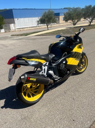 BMW K1200S 2004 con escape original + el que lleva