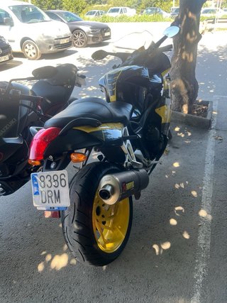 BMW K1200S 2004 con escape original + el que lleva