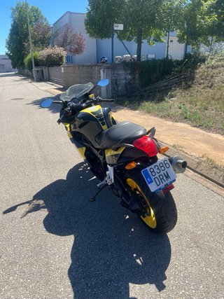 BMW K1200S 2004 con escape original + el que lleva
