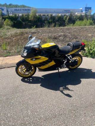 BMW K1200S 2004 con escape original + el que lleva