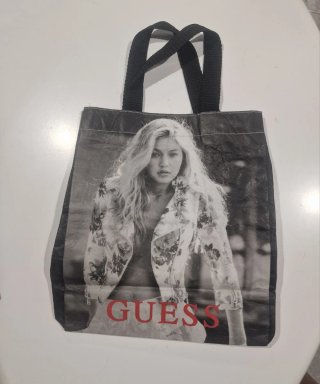 Bolsa Guess impermeable Gigi Hadid