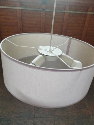 Lámpara de techo beige y blanca