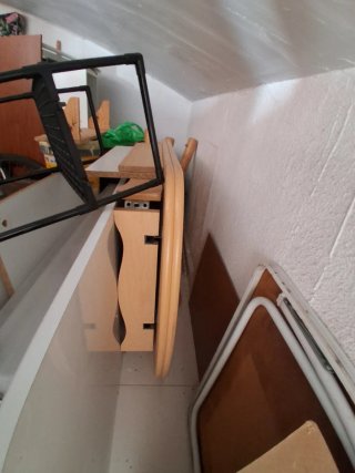 Mesa de madera marrón