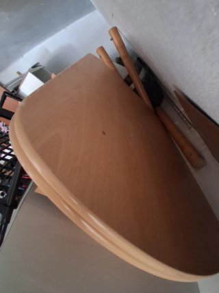 Mesa de madera marrón