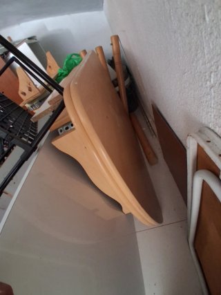 Mesa de madera marrón