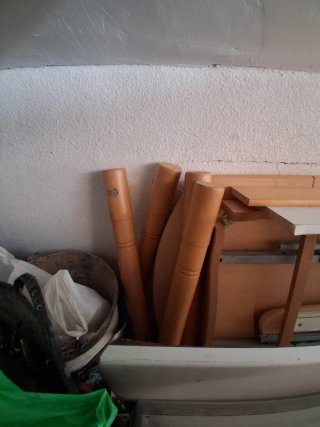 Mesa de madera marrón