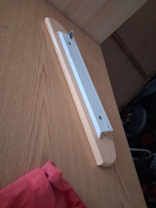 Mesa de madera marrón