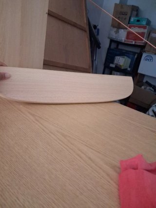 Mesa de madera marrón