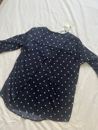 Blusa lunares azul marino Stradivarius