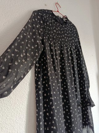 Vestido corto negro estampado floral