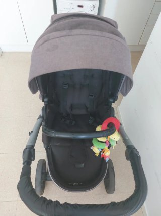 Carrito de bebé gris