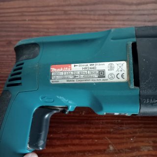 Taladro percutor Makita en maletín