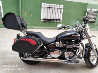 Triumph America 900 Negra