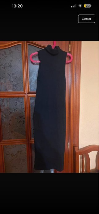 Vestido negro ajustado cuello alto