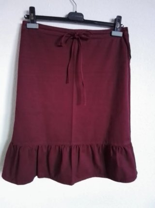 Falda "Bershka" con volante bajo. Cómoda, versátil