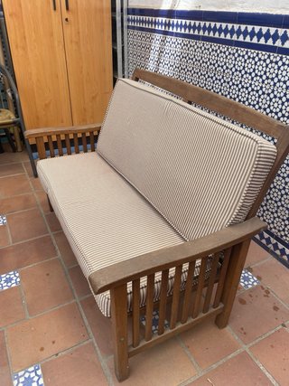 Sofa de teca con cojín a rayas