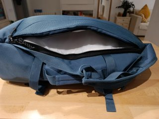 Mochila de viaje azul y negra