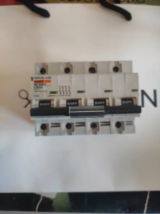 Merlin Gerin NC1004 4p C63A Interruptor Automático