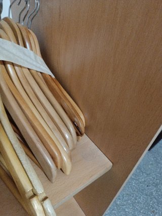 Lote de 10 perchas de madera