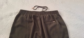 Pantalón verde oliva con cordón