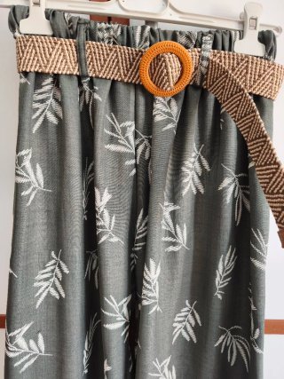 Pantalón mujer estampado hojas