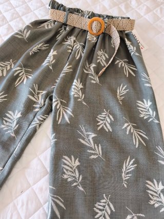 Pantalón mujer estampado hojas