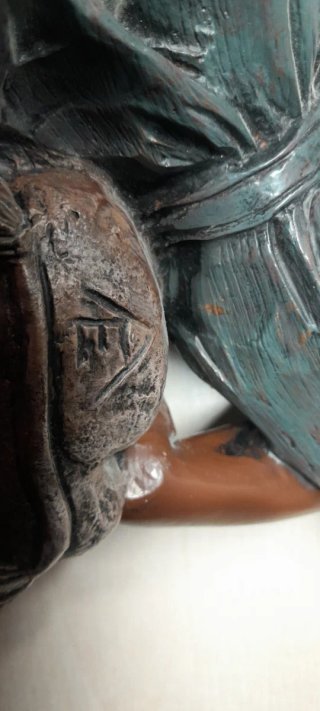 Figura decorativa mujer sentada marca Elisa pieza