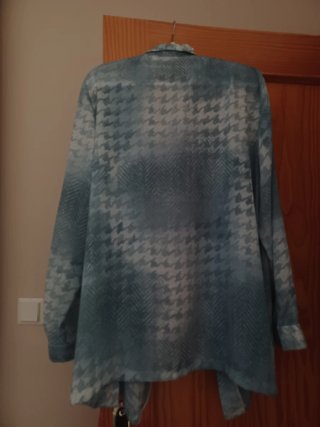 Blusa azul y gris con estampado
