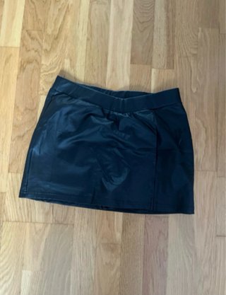 Falda pantalón efecto cuero negra