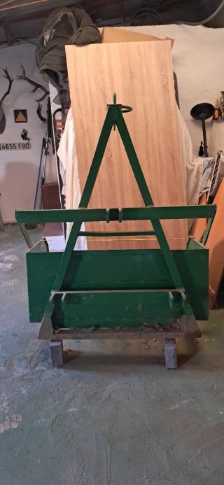 Apero agrícola verde con rejilla
