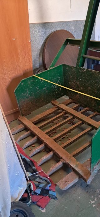 Apero agrícola verde con rejilla