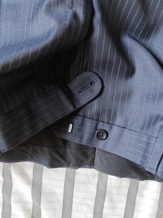 Pantalones de traje grises con raya diplomática