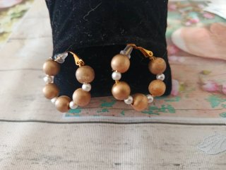 Pendientes artesanales dorados y blancos