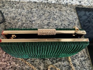 Bolso de fiesta verde brillante con cadena dorada