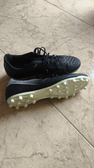 Botas de fútbol negras