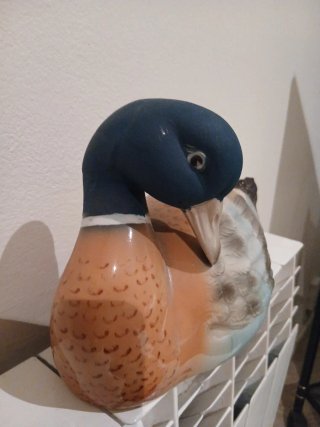 Figura de pato de cerámica