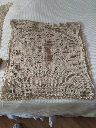 Tapetes de ganchillo beige