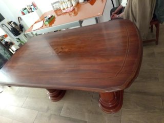 Mesa de salón de madera
