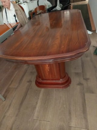 Mesa de salón de madera