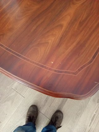 Mesa de salón de madera