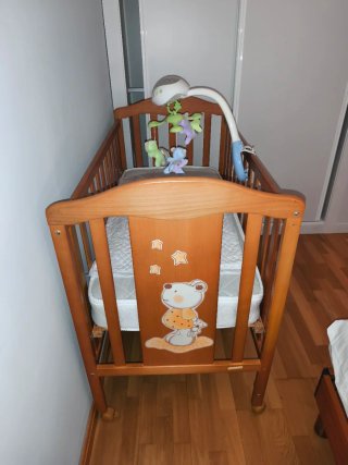 Cuna de madera con colchón