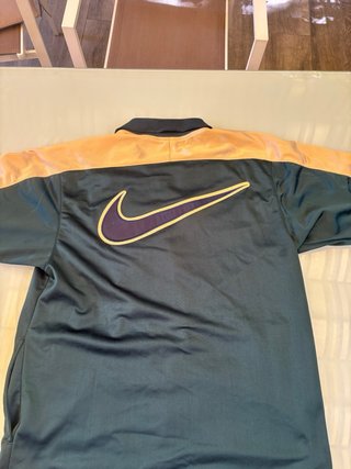 Chaqueta Vintage Nike  68 cm de largo y 53 de anch