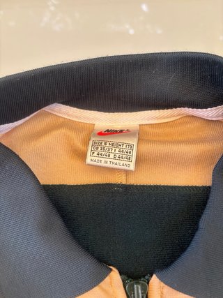 Chaqueta Vintage Nike  68 cm de largo y 53 de anch