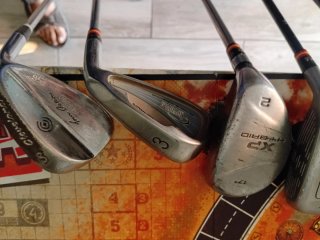 Lote 2 palos de golf: Dunlop y Technica