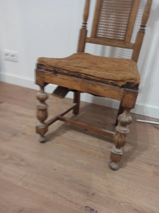Silla antigua de madera con asiento de yute