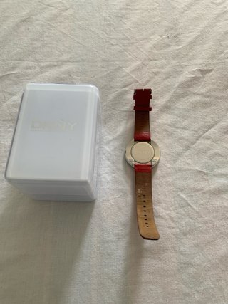 Reloj DKNY Blanco y Rojo