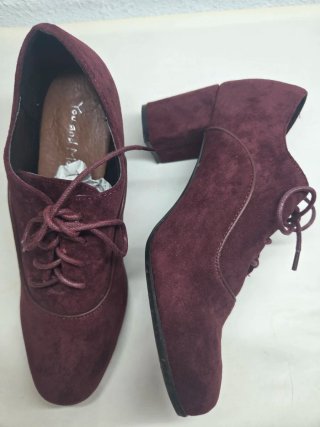 Zapatos de piel burdeos con cordones