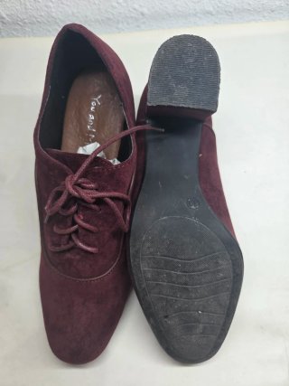 Zapatos de piel burdeos con cordones