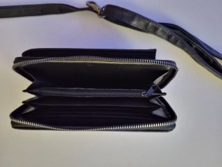 Cartera de piel negra con correa