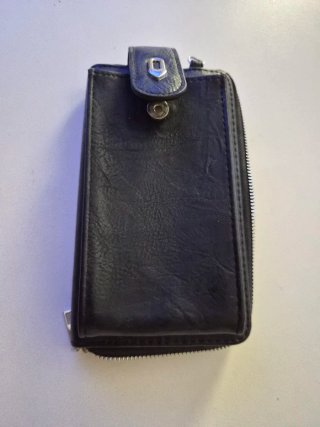 Cartera de piel negra con correa